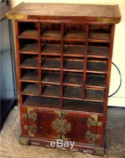 ANTIQUE CHINESE ORIENTAL WOOD DISPLAY CASE, c. 1930's