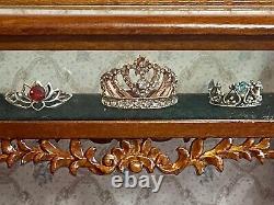 BESPAQ Display Case with Royal Tiaras on Green Velet Dollhouse 112 Miniature