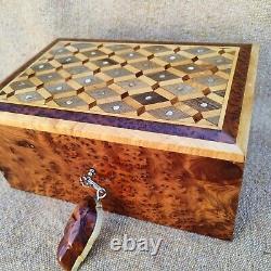 Lockable thuja burl wooden jewelry box organizer with key, keepsake, Gift, Wedding