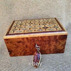 Lockable thuja burl wooden jewelry box organizer with key, keepsake, Gift, Wedding