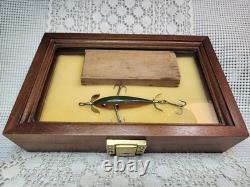 VINTAGE SHAKESPEARE #33 LURE SEE THRU HARDWARE WithWOOD DOVE TAIL BOX-DISPLAY CASE
