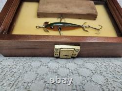 VINTAGE SHAKESPEARE #33 LURE SEE THRU HARDWARE WithWOOD DOVE TAIL BOX-DISPLAY CASE